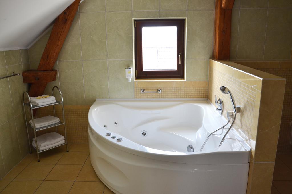 Hotel Nowodworski Legnica Bagian luar foto