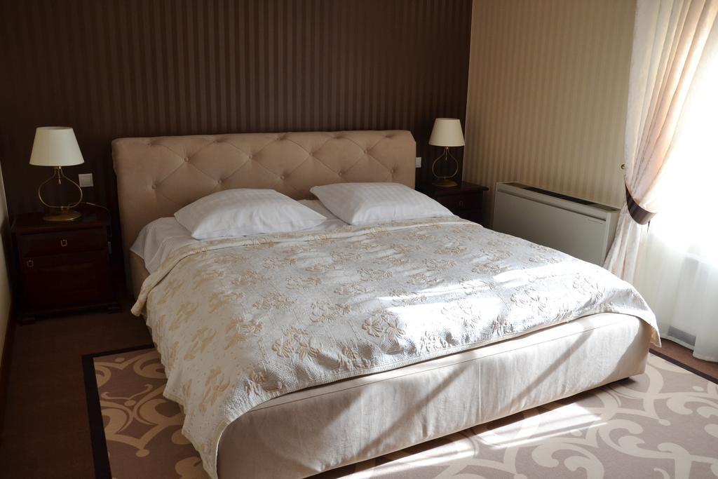 Hotel Nowodworski Legnica Bagian luar foto