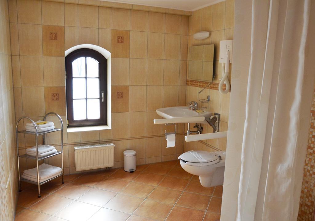 Hotel Nowodworski Legnica Bagian luar foto