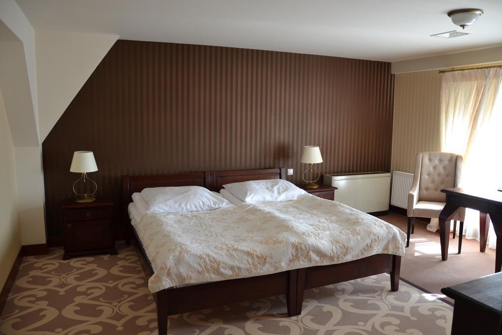 Hotel Nowodworski Legnica Bagian luar foto