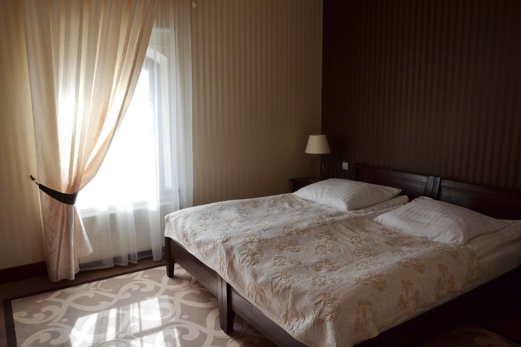 Hotel Nowodworski Legnica Bagian luar foto
