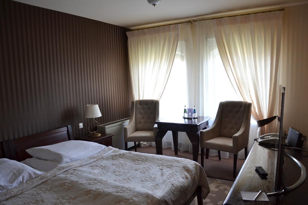 Hotel Nowodworski Legnica Bagian luar foto